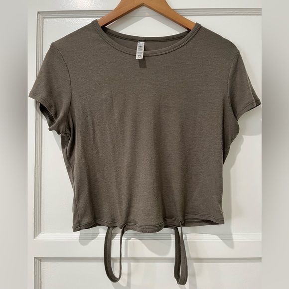 ALO Yoga Tops Alo Yoga Crop T Shirt With Side Waist Cut Out Detail